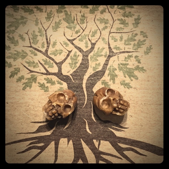Earth Accessories Kull/Skeleton Stud Earrings New - Picture 1 of 7